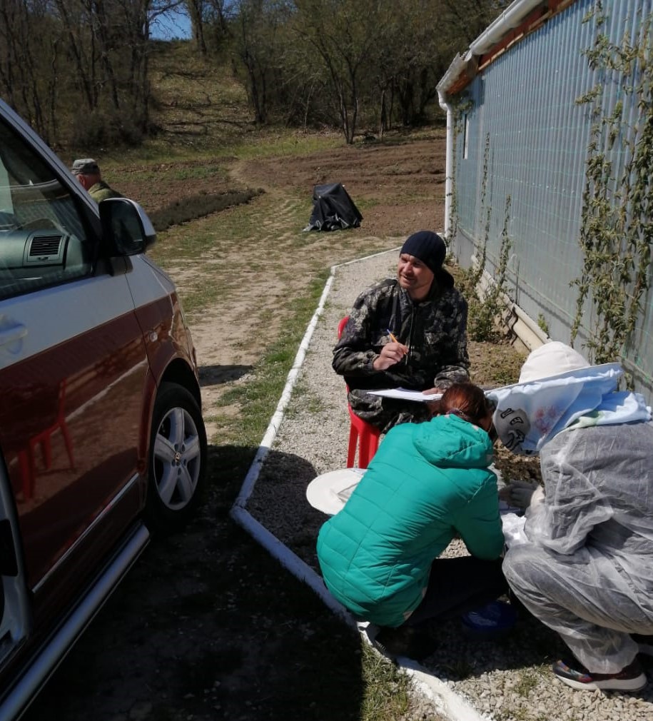 На пасеке "Медовый Крым" ветслужба провела ежегодный осмотр.
